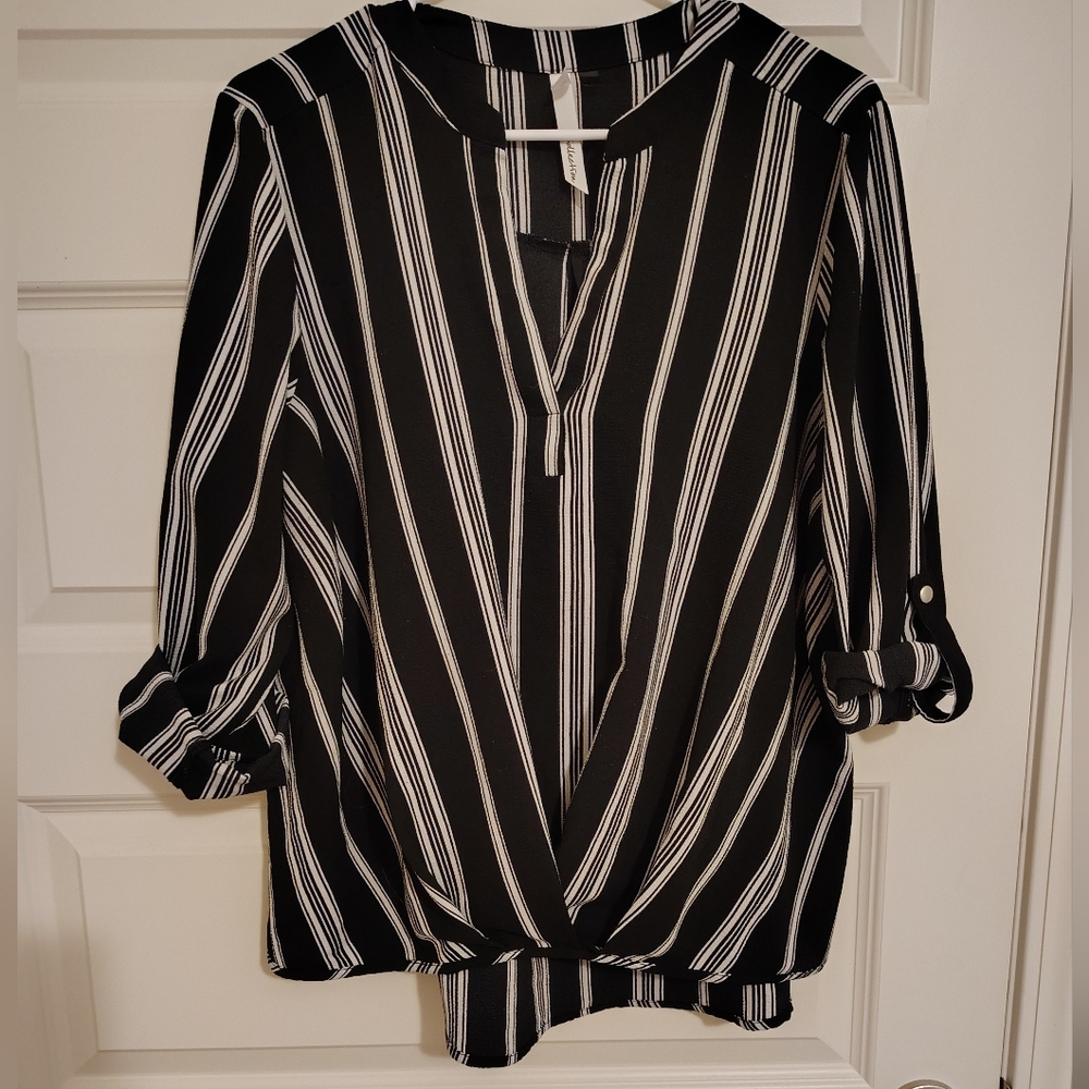 NY Collection Size XL Half Sleeve, V Neck Blouse Black And White Stripe